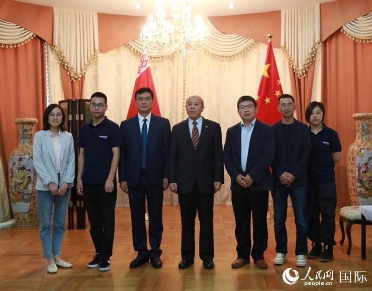 謝小用大使與人民網(wǎng)記者合影。