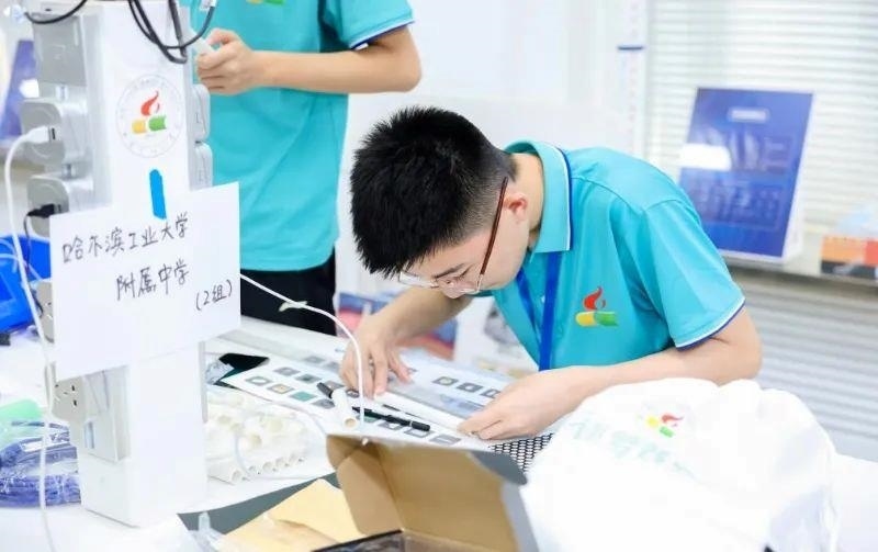 △今年7月，“逐夢蒼穹”科技主題教育活動在北京市八一學(xué)校舉辦。來自全國各地的百余名師生，在動手實(shí)踐中學(xué)習(xí)航天知識、提高創(chuàng)新能力。