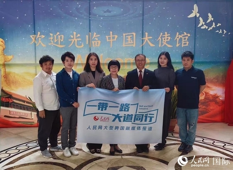 崔建春大使（右三）與人民網(wǎng)記者合影。
