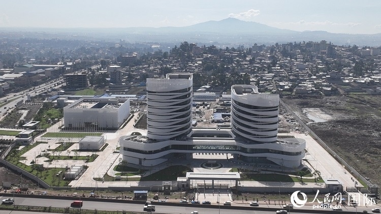 非洲疾病預(yù)防控制中心總部（一期）航拍。人民網(wǎng)記者 劉寧攝