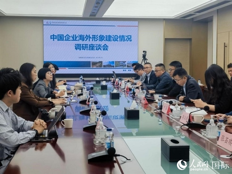 埃塞俄比亞中國商會企業(yè)代表與人民網(wǎng)記者座談。人民網(wǎng)記者 劉寧攝