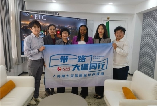 埃塞俄比亞投資委主任萊利斯（右三）、萬巧云（左二）與人民網記者合影。