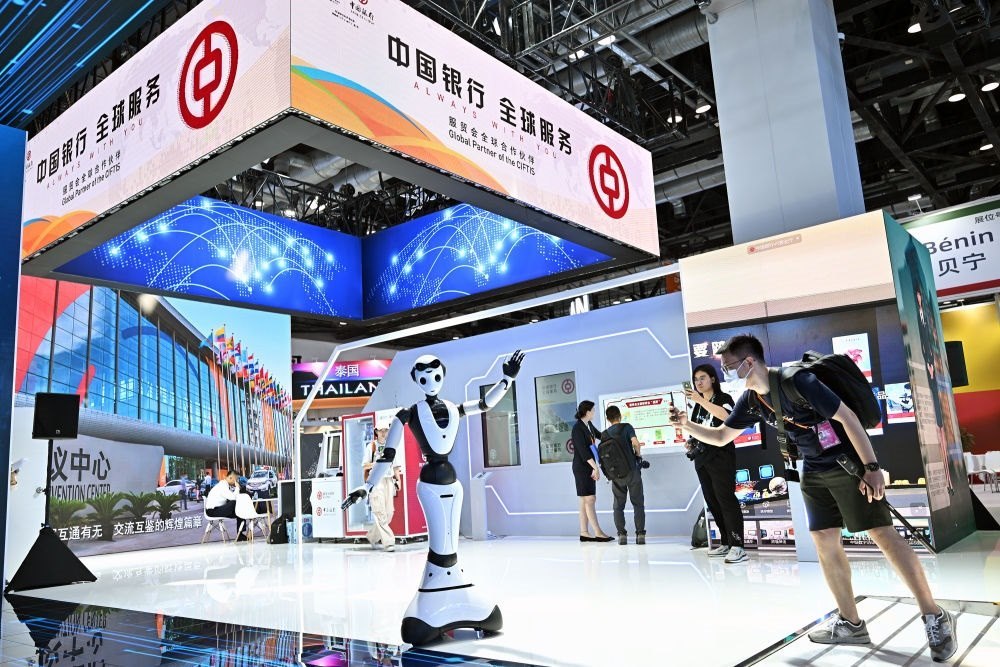 9月1日，媒體記者在國(guó)家會(huì)議中心中國(guó)銀行展臺(tái)拍攝一款迎賓接待機(jī)器人。新華社記者 李鑫 攝