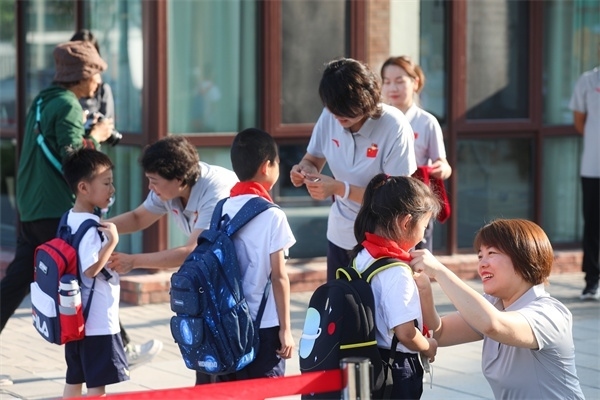 8月30日，雄安史家胡同小學(xué)學(xué)生體驗(yàn)學(xué)校生活。老師為學(xué)生佩戴?；铡? /></p> <p style=