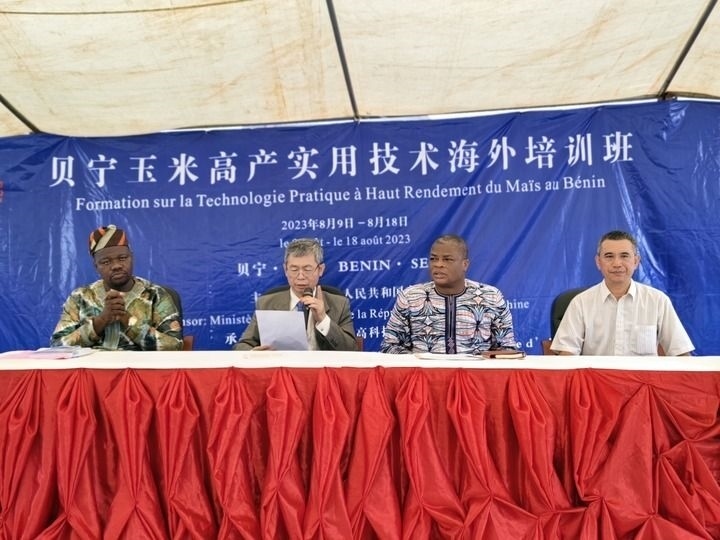 8月9日，2023年貝寧“玉米高產(chǎn)實用技術(shù)培訓班”開班儀式在位于塞梅波吉市的中國援貝寧農(nóng)業(yè)技術(shù)示范中心舉行。