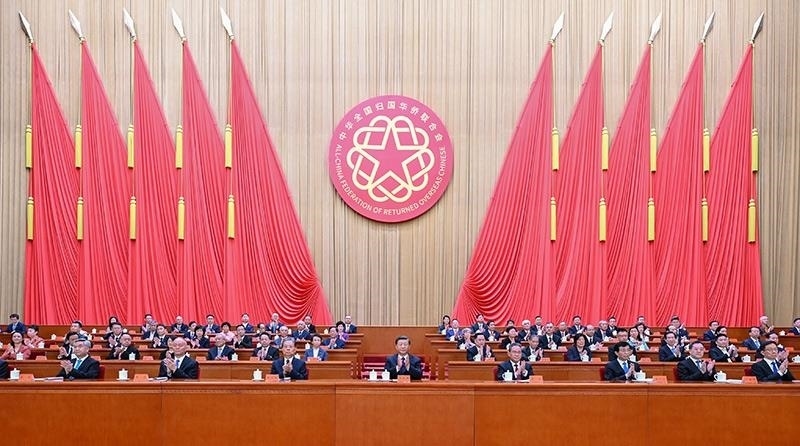 2023年8月31日，第十一次全國歸僑僑眷代表大會在北京人民大會堂開幕。習近平等黨和國家領導人到會祝賀