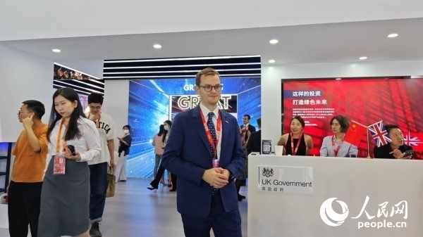 9月2日，英國館館長、英國商業(yè)貿(mào)易部市場推廣主管康鵬接受人民網(wǎng)記者采訪。人民網(wǎng)記者 趙雯博攝