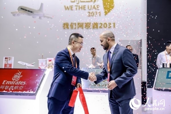 9月3日，阿聯(lián)酋駐華大使館臨時(shí)代辦、副館長哈利德·沙赫參贊與中國貿(mào)促會(huì)聯(lián)絡(luò)部二級(jí)巡視員楊曉軍揭幕阿聯(lián)酋國家館。圖片由阿聯(lián)酋駐華大使館提供