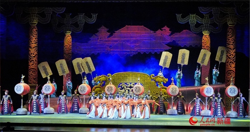 第六屆中國(guó)新疆國(guó)際民族舞蹈節(jié)開(kāi)幕式上演出的歷史題材舞劇《張騫》。 人民網(wǎng) 李欣洋攝