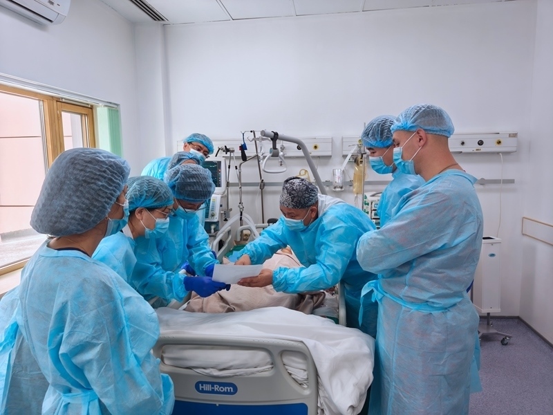 中哈專(zhuān)家團(tuán)隊(duì)完成哈國(guó)首例離體肝切和自體肝移植術(shù)。 新疆醫(yī)科大學(xué)第一附屬醫(yī)院供圖