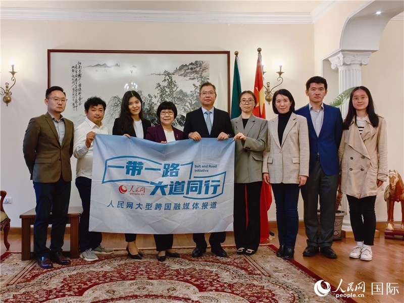 胡長春大使、駐非盟使團工作人員與人民網(wǎng)記者合影。