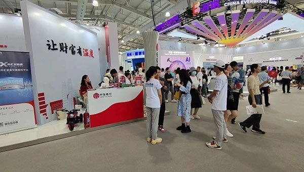 在銀行展臺，“溫度”成為了高頻詞匯。人民網(wǎng)記者 李彤?dāng)z