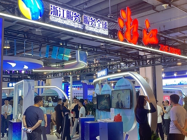 在浙江省交易團(tuán)展區(qū)，數(shù)字支付技術(shù)吸引了觀展群眾的目光。人民網(wǎng)記者 李彤?dāng)z