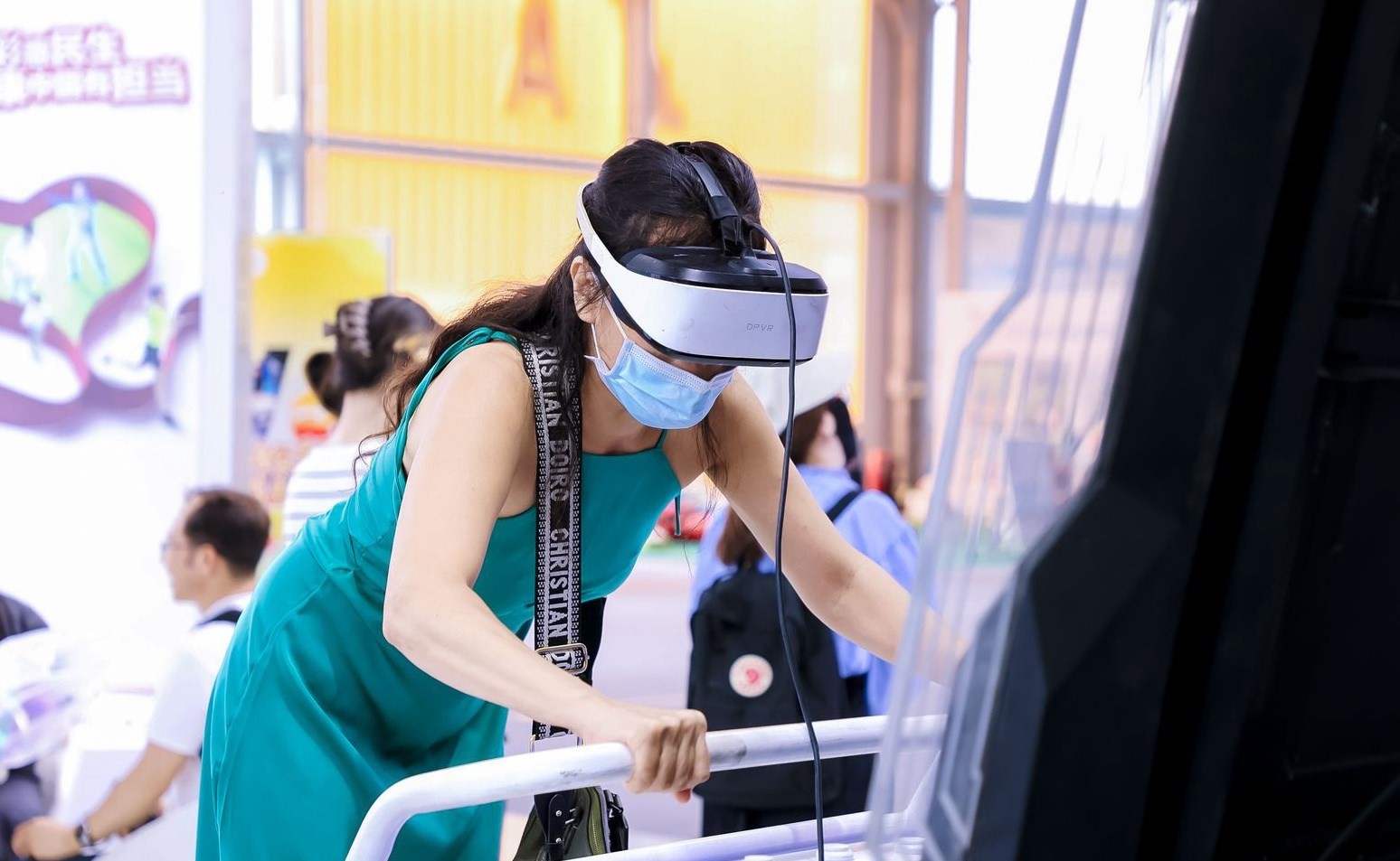 觀眾參與AI體驗(yàn)。圖片來源：中國國際服務(wù)貿(mào)易交易會(huì)