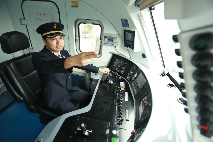 發(fā)車前，仲俊斕確認儀表、指示燈狀態(tài)正常。成都機務(wù)段供圖