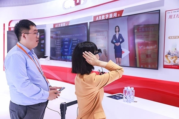 在工商銀行展臺(tái)，數(shù)字員工“工曉伴”與觀展游客互動(dòng)。受訪者供圖