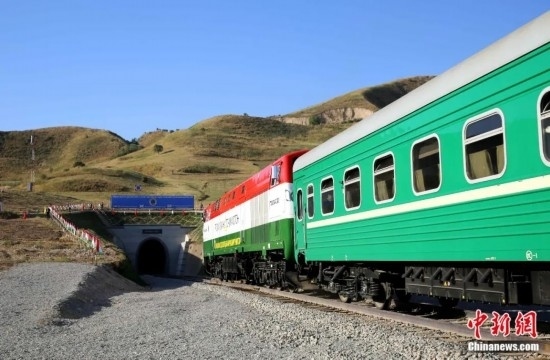 2016年8月24日，塔吉克斯坦“瓦赫達(dá)特-亞灣”鐵路通車。這是絲綢之路經(jīng)濟(jì)帶框架下首個(gè)開(kāi)工并建成的鐵路項(xiàng)目，具標(biāo)志性意義。圖為火車進(jìn)入由中鐵十九局集團(tuán)有限公司承建的隧道。文龍杰 攝