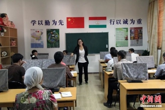 2014年，塔吉克斯坦國(guó)立民族大學(xué)的孔子學(xué)院內(nèi)，教師正在為塔吉克斯坦學(xué)生授課。田冰 攝