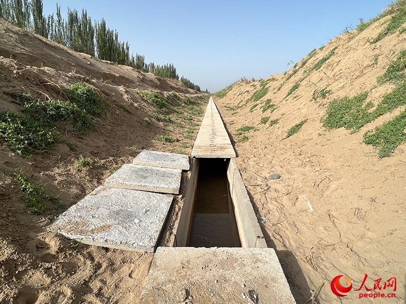 打開蓋板，可見水在寬一米、深一米的渠道內(nèi)暢通流過。人民網(wǎng)記者 常雪梅攝