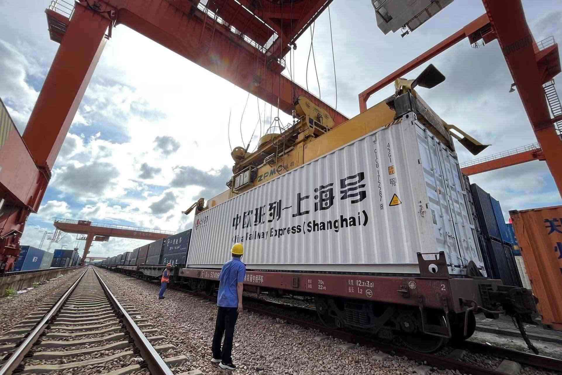 鐵路上海貨運(yùn)中心閔行站貨場內(nèi)，吊機(jī)在貨運(yùn)員的監(jiān)裝下進(jìn)行裝車落箱作業(yè)。人民網(wǎng) 皇甫萬里攝