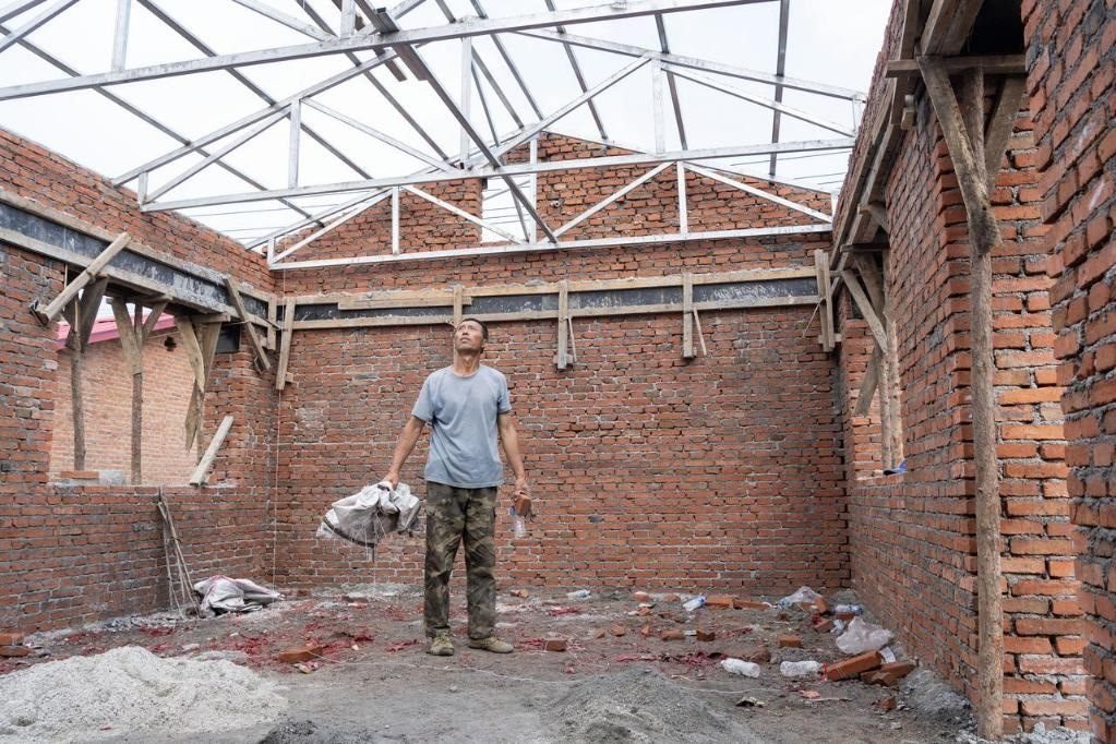 近日，在黑龍江省尚志市老街基鄉(xiāng)基豐村，村民劉環(huán)茂查看新建的房屋。新華社記者 謝劍飛 攝