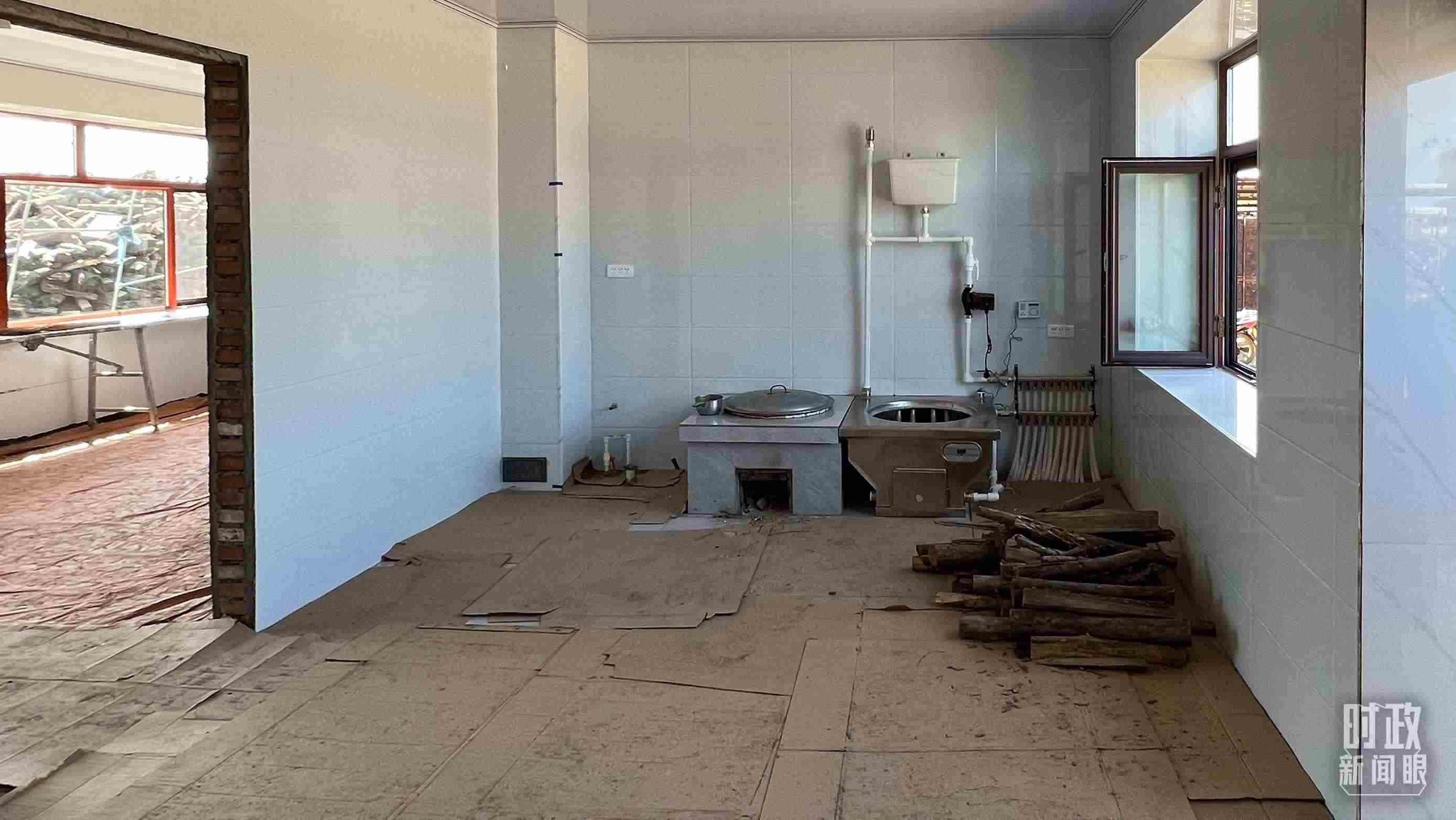 △龍王廟村內(nèi)，受災(zāi)房屋內(nèi)部正在進(jìn)行翻修。（總臺(tái)央視記者邢彬拍攝）