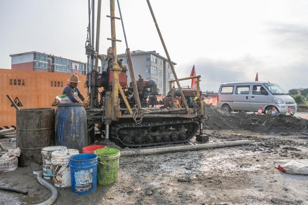 近日，在黑龍江省尚志市老街基鄉(xiāng)，施工人員正在作業(yè)。新華社記者 謝劍飛 攝