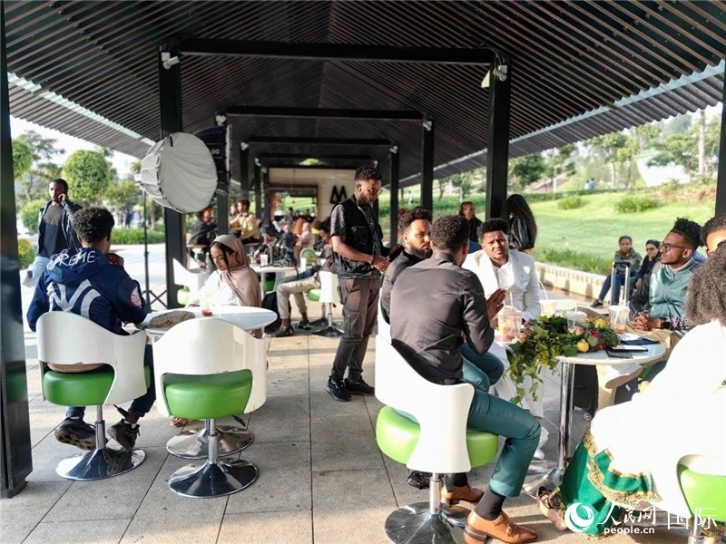 友誼廣場(chǎng)的果汁店一座難求。人民網(wǎng)記者 陳星星攝