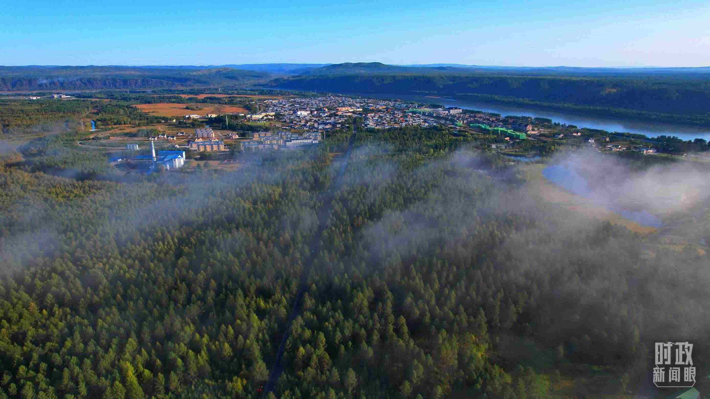 △薄霧籠罩的漠河林場(chǎng)。（總臺(tái)央視記者范凱拍攝）