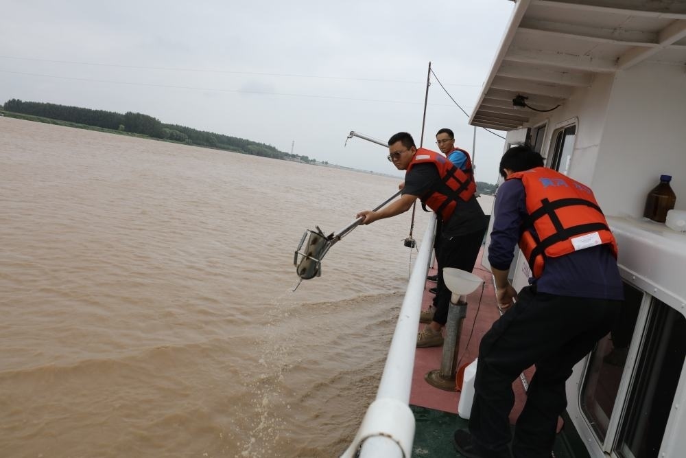 2023年6月29日，調(diào)水調(diào)沙期間，黃河下游利津水文站工作人員在進(jìn)行取沙作業(yè)。新華社記者 劉詩(shī)平 攝