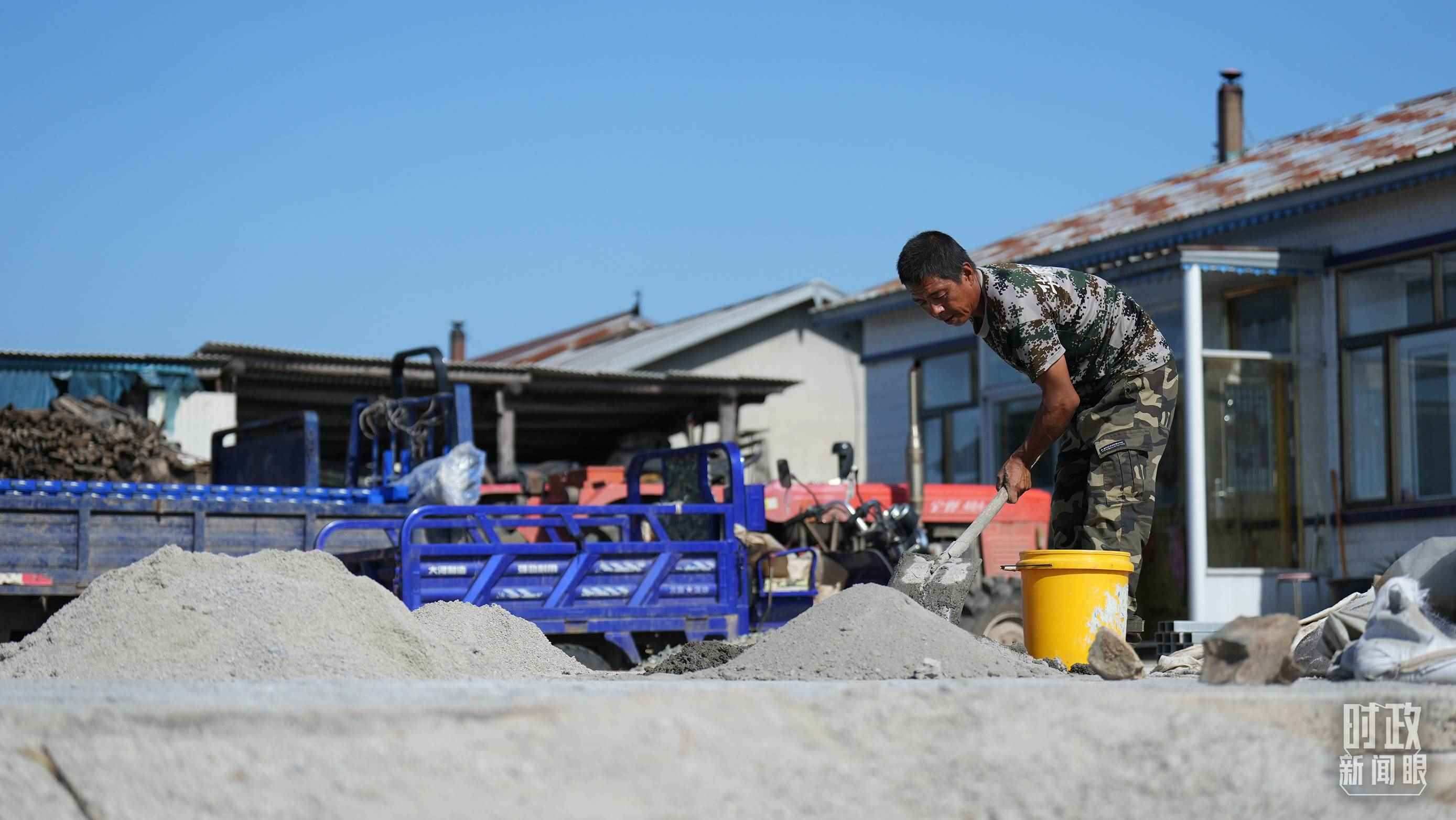 △龍王廟村的災(zāi)后恢復(fù)重建正加緊推進(jìn)。（總臺(tái)國(guó)廣記者李晉拍攝）