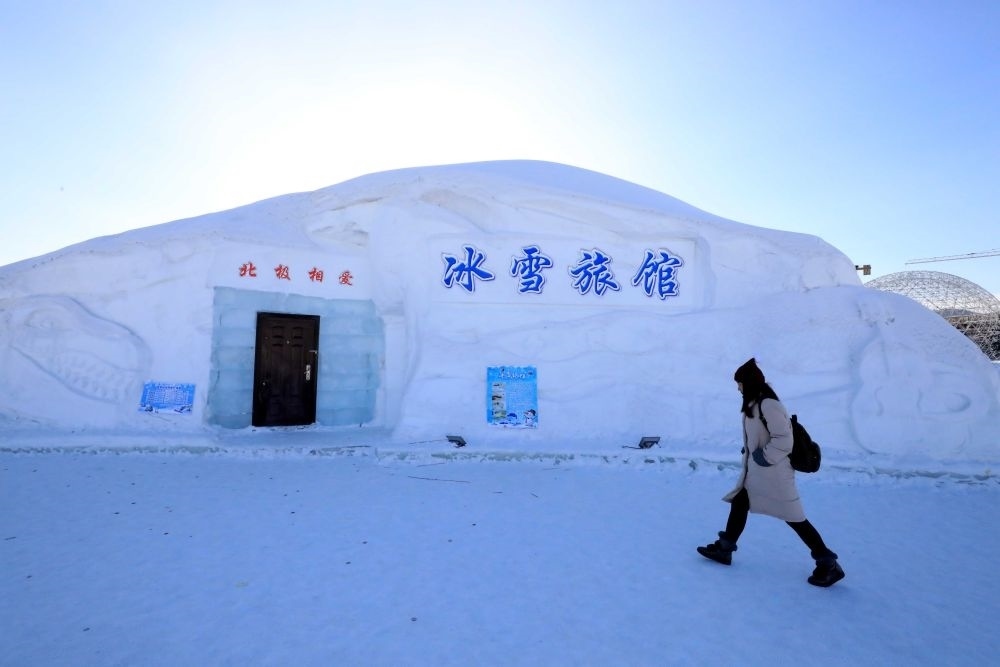 游客從北極村冰雪旅館的一個(gè)房間前走過(guò)（2018年1月31日攝）。