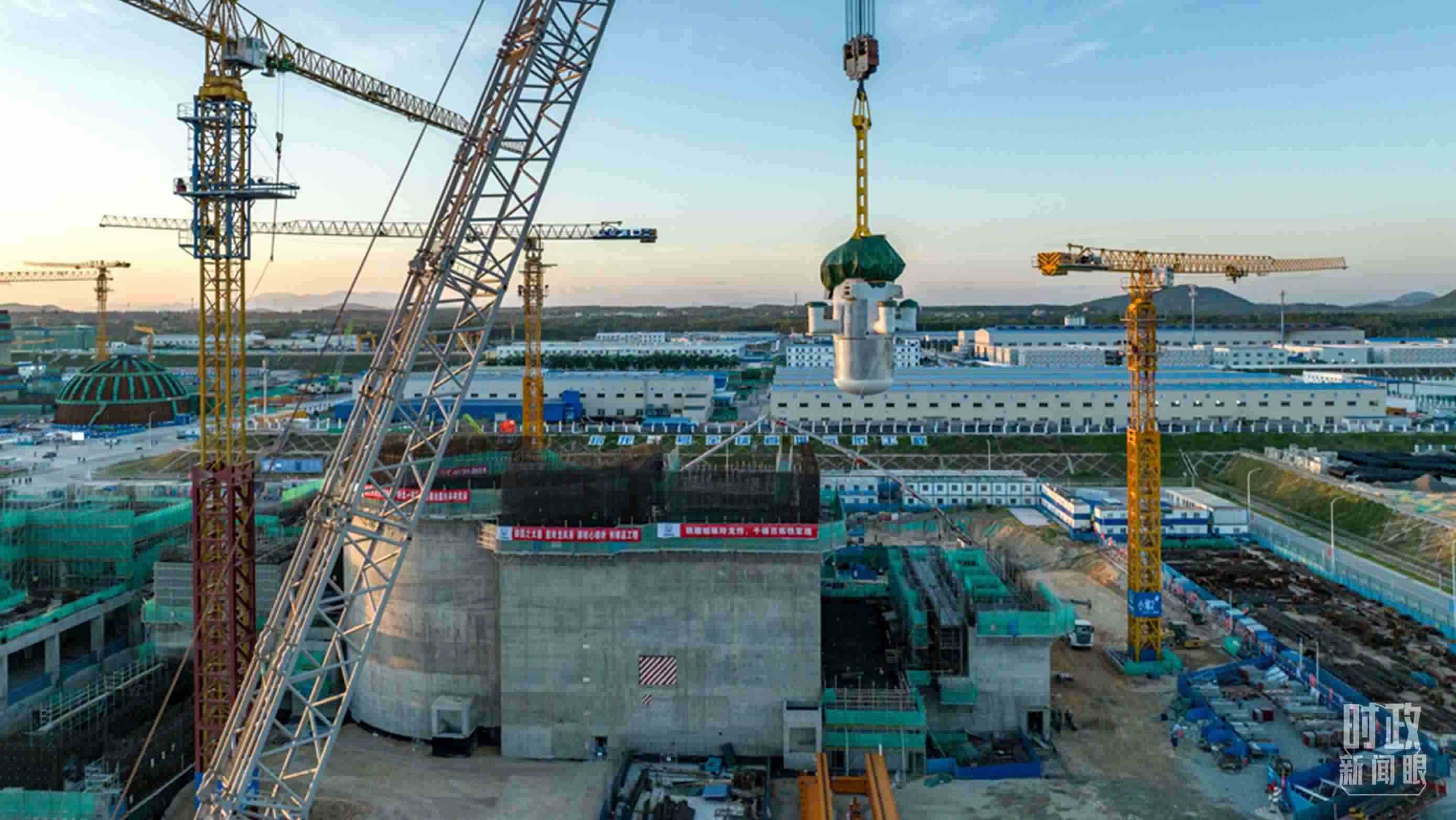 △8月10日，由中國(guó)第一重型機(jī)械股份公司承制的玲龍一號(hào)反應(yīng)堆核心模塊“玲龍之心”成功吊裝。（圖/國(guó)務(wù)院國(guó)資委網(wǎng)站）