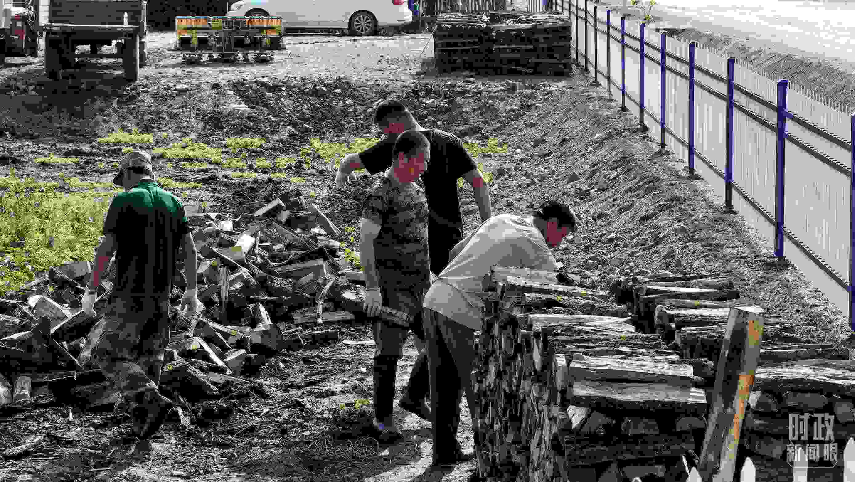 △村民正在整理家中被洪水沖垮的柴火垛。（總臺(tái)央廣記者潘毅拍攝）