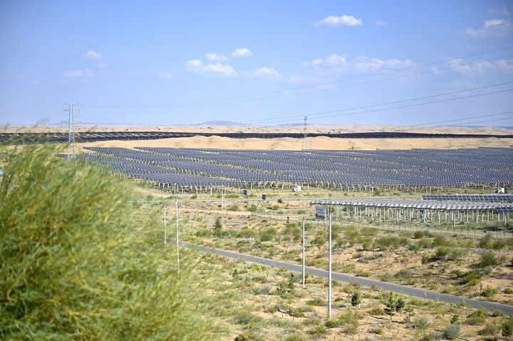 這是2023年8月24日拍攝的內(nèi)蒙古鄂爾多斯市達(dá)拉特光伏基地。新華社記者 賀書琛 攝