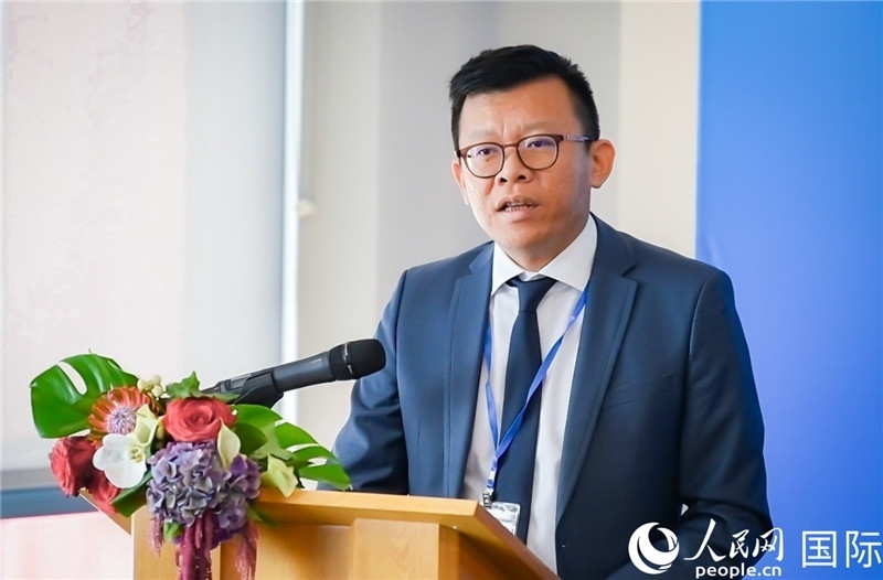 圖為中遠(yuǎn)海運(yùn)(歐洲)公司副總裁李震宇致辭。人民網(wǎng) 郭錦標(biāo)攝