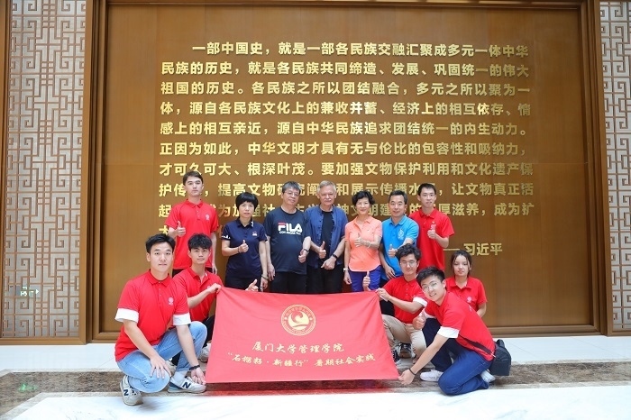 潘維廉和實踐隊師生在昌吉州博物館合影。主辦方供圖