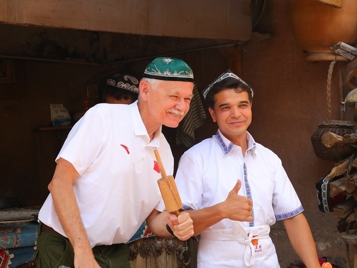 潘維廉和維吾爾族創(chuàng)業(yè)青年合影。主辦方供圖