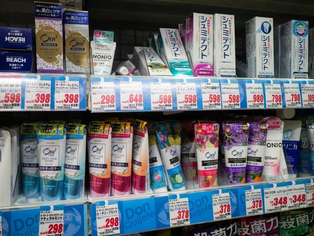 這是8月16日在日本東京新宿一商場拍攝的貨架。新華社記者張笑宇攝