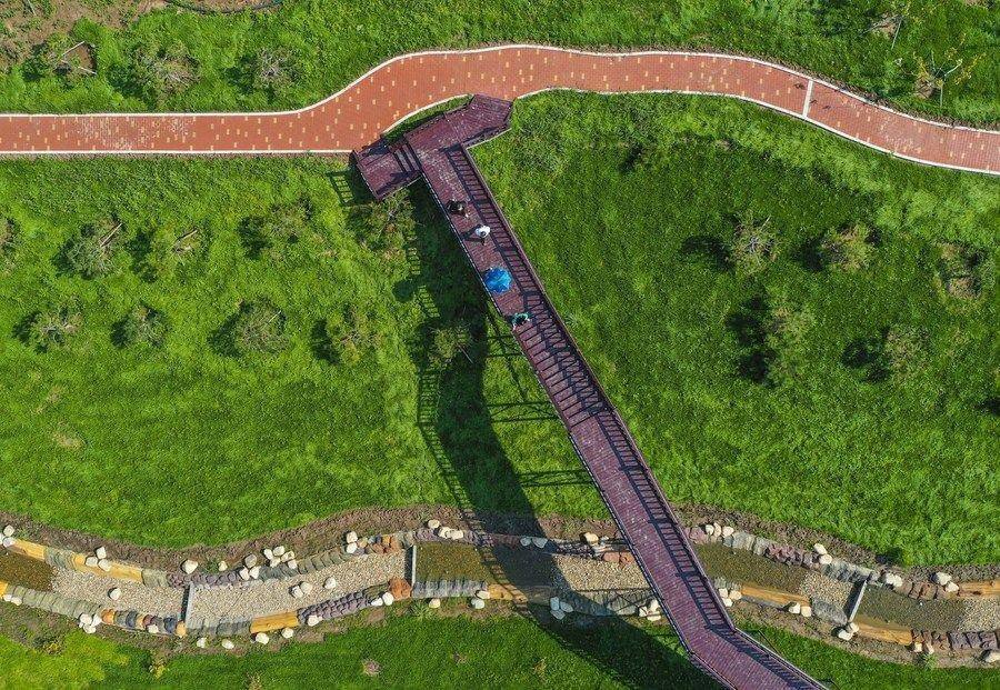 △游人在吉林長春市九臺區(qū)清水村千畝苗木花卉休閑旅游觀光產(chǎn)業(yè)園區(qū)參觀游覽。