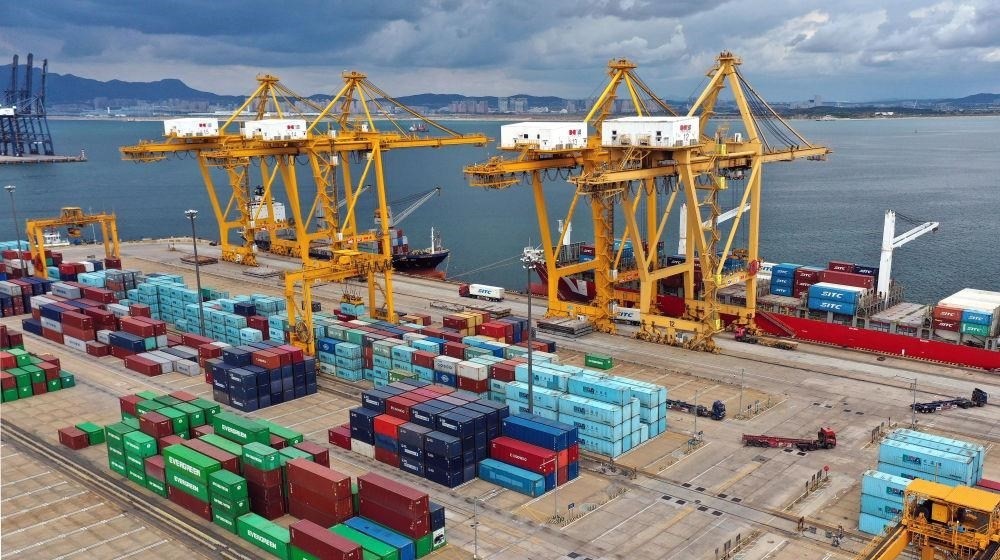 △在遼寧大連市遼寧港口集團大連港集裝箱碼頭，貨輪在裝卸集裝箱。