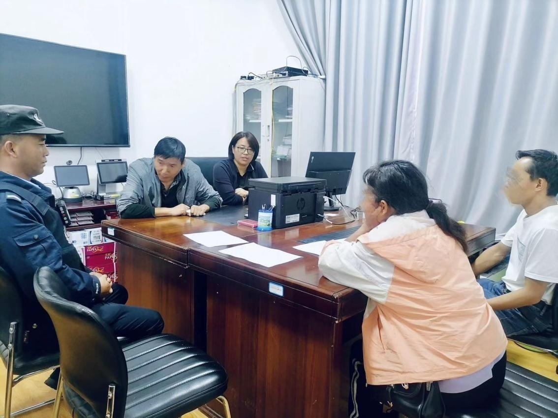 2023年8月4日，和立峰（左二）在調(diào)解一起家庭婚姻糾紛。受訪者供圖