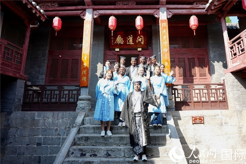 圖為選手們在海會書院內合影留念。人民網(wǎng) 盧鵬宇攝