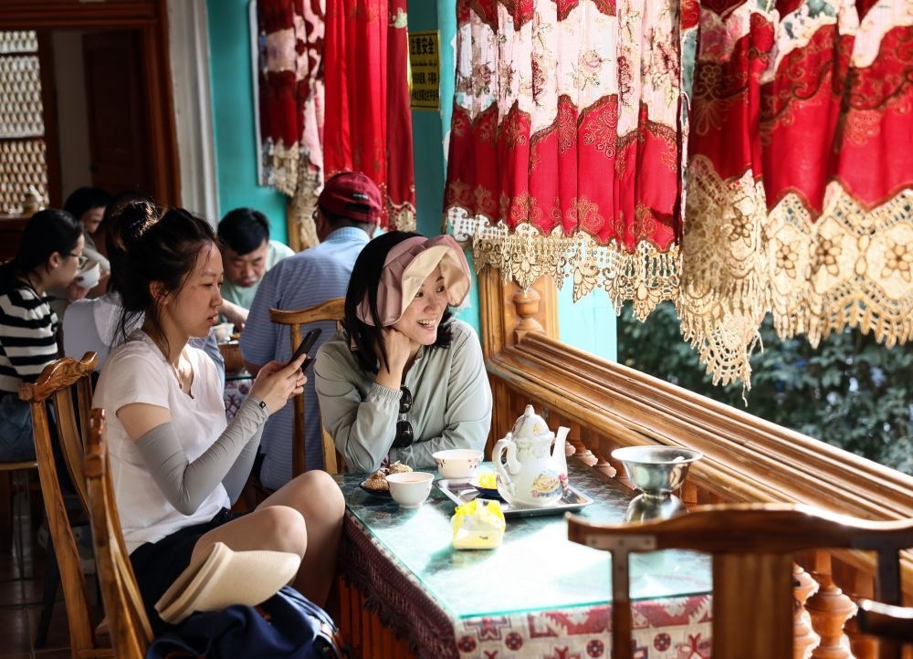 游客在新疆喀什古城景區(qū)百年老茶館內(nèi)品茶小憩（2023年9月7日攝）。新華社記者 蘭紅光 攝