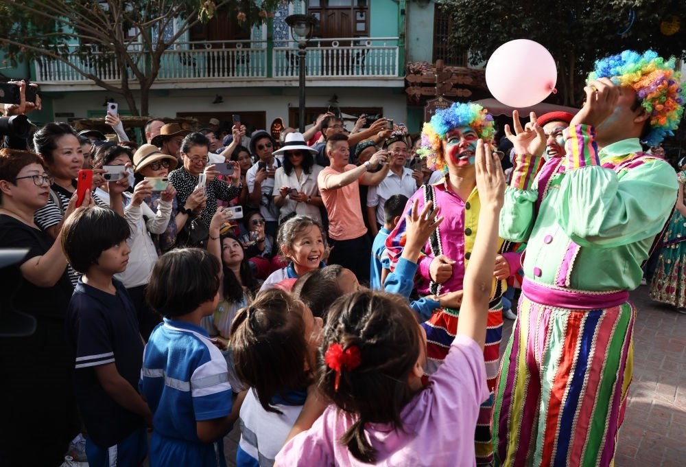 演員與小朋友在新疆喀什古城景區(qū)互動(dòng)（2023年9月7日攝）。新華社記者 蘭紅光 攝