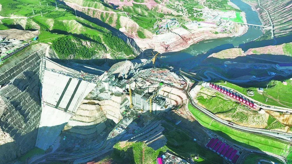瑪爾擋水電站項目建設現(xiàn)場。國家能源集團青?，敔枔跛娬竟﹫D