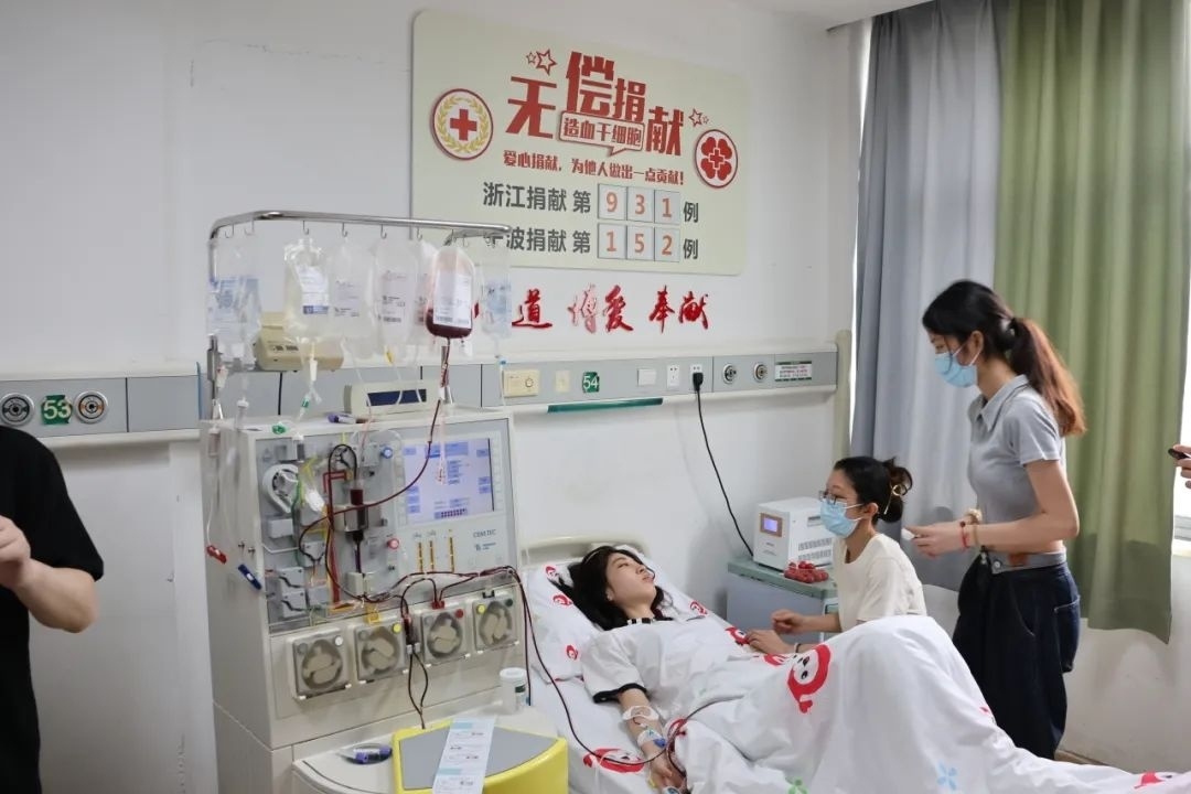 陸冰冰（右三）捐獻(xiàn)185毫升造血干細(xì)胞。受訪者供圖