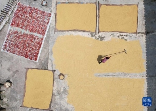 9月16日，村民在貴州省黔東南苗族侗族自治州施秉縣馬溪鄉(xiāng)王家坪村晾曬稻谷（無人機照片）。