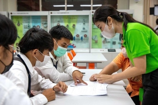 3月14日，在泰國大城府大城技術學院魯班工坊，教師（右一）給學生上課。新華社記者 王騰 攝