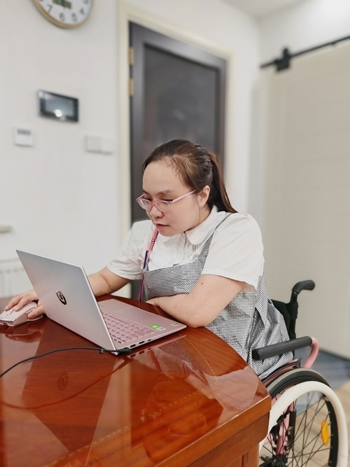 杜誠誠在準備電影講解稿。 魏涵玉攝